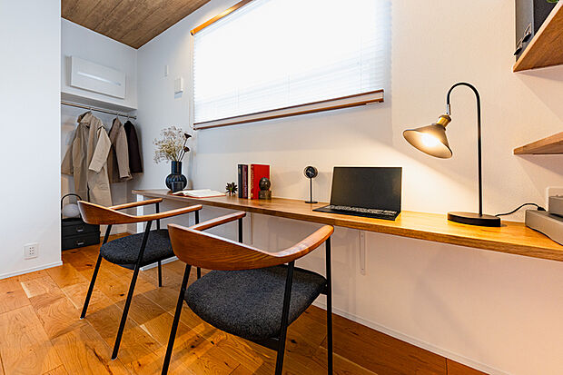 個室感覚を演出しながら、リビングの家族とのつながりを生み出し、また適材適所の収納が居室空間を使いやすく整えます。