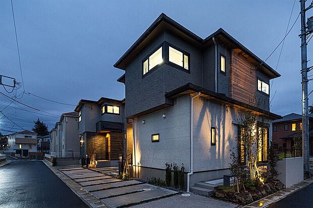 各住戸の外灯の個別スイッチをなくし、明暗センサーを介した外灯が自動で灯し続ける街づくりを行っております。(現地外観写真/2025年11月撮影)