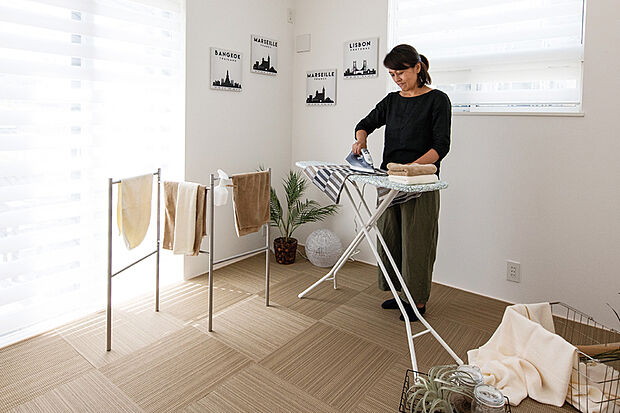 【プラン:テキスタイルルーム】リビングに隣接した「テキスタイルルーム」。キッズルームや家事のサポートスペース。ハンギングレール付なので雨の日も部屋干しができて便利です。