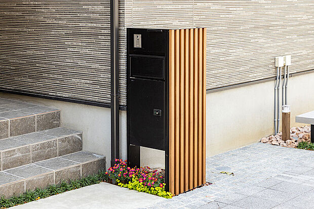 【【機能ポール フレムス Light】】メール便や宅配便に対応する宅配ボックス付の機能ポール。意匠性をアップさせたサイドスクリーン付で街並みに溶け込むデザインです。