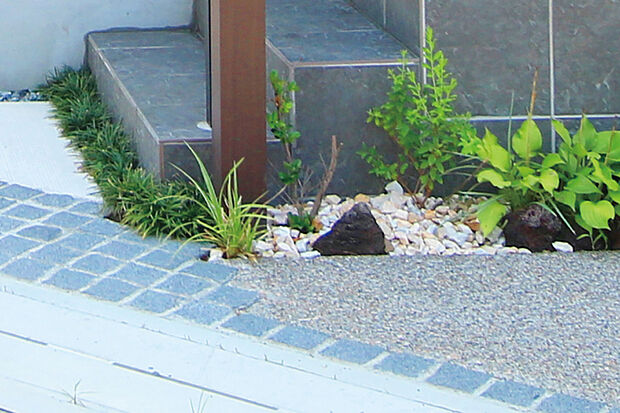 【【敷石】】道路と敷地との境界線の役割をさりげなく果たし、アプローチにアクセントを添えます。