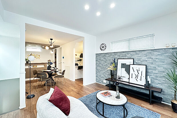 【【モデルハウス完成／1号棟】】木の風合いが溢れ、エコカラットの淡い色合いが心を和ませるLDKは、プライバシーが守られて採光性の良い2階に設けました。(2025年8月撮影)