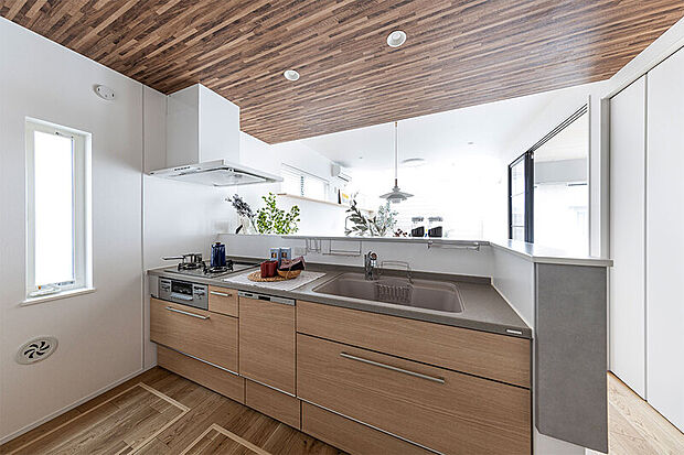 【【キッチン/トクラスBb】】デザインの美しさと機能性、ふたつの面を追求したトクラスキッチン。開放的でのびのびとした使い心地に、水栓から収納、お手入れのしやすさに至るまできめ細やかな配慮が感じられます。