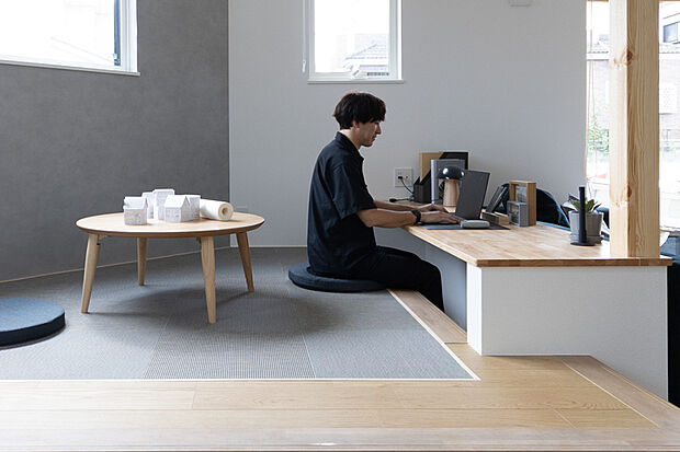 【【リビング+α：STAGE LIVING】】カウンターを備えた段差空間をリビング内に設置。LDKの開放感は保ちつつ、家族の気配を感じながら自分時間を楽しめる場所として使用できます。