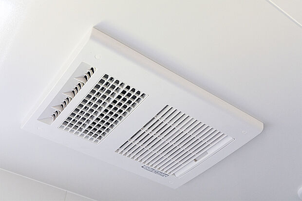 【【浴室暖房乾燥機】】1台で浴室暖房、衣類乾燥、換気、涼風と多機能付き。シチュエーションに応じて機能を使い分け、いつでも快適な空間を保ちます。