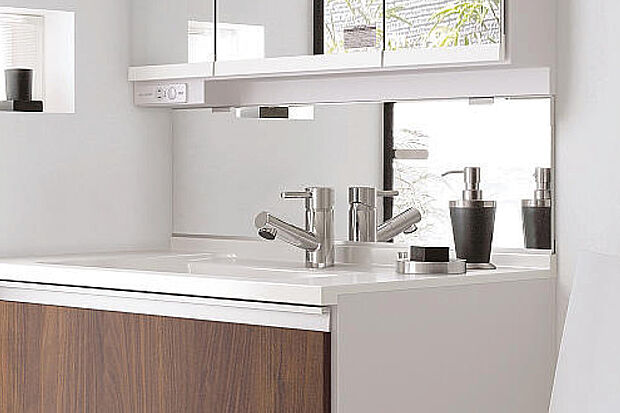 【【ミドルミラー】】子どもの目線の高さに鏡を設置。台に乗らずに鏡を見ることができる、一人でも身支度しやすい仕様です。