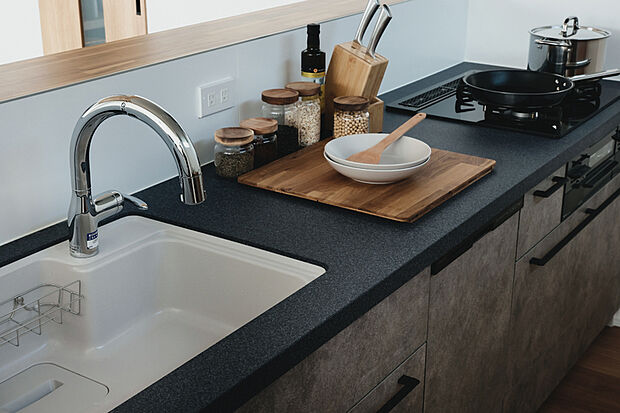 【【キッチン/クリナップ「ステディア」】】キレイにこだわり、暮らしの中で輝き続けるシステムキッチン。見えない部分まで上質なステンレスを使用し、美しさと機能性、清掃性を兼ね備えた高品質を実現しました。