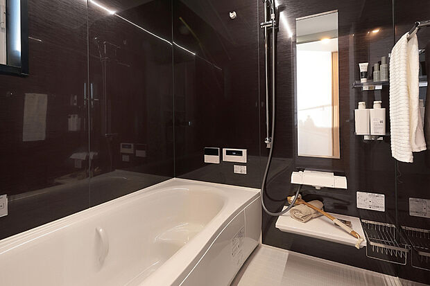 【【バスルーム/パナソニック「オフローラ」】】すっきりと洗練されたデザインで「心地よい瞬間」をつくる美しく機能的なバスルーム。浴槽、フロア、水栓など、お手入れしやすくキレイが続く工夫が満載です。