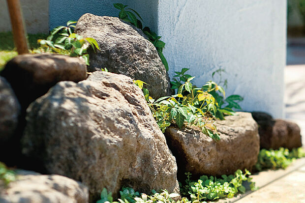 【【鳥海石】】自然石のごつごつとした質感が趣を漂わせ、植栽とも調和するマテリアルです。