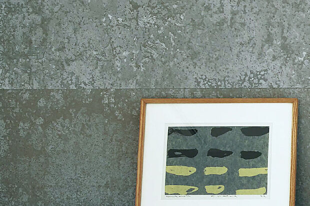 【【PLAN01:SOLIDO】】セメントが持つ独特の風合いを再現したアクセントパネル。素材から生まれる白華を敢えて活かすとともに、石灰石やコーヒー豆を再利用することで、温かみのある表情をつくり出します。