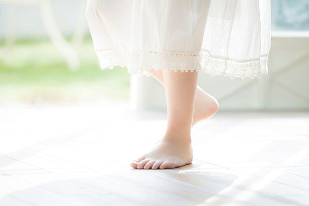 【【ガス温水式床暖房】】乾燥しにくく、埃を舞い上げない床暖房は、子どもやお年寄りにも優しい設備です。素足に心地よく、寝転がってくつろぐのにも最適です。※LDに採用。