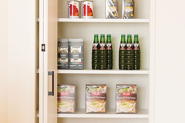 【【パントリー】】吊戸棚のない開放的な対面キッチン。かさばる調理器具や食品のストックがまとめてしまえるパントリーがあれば、カウンターの上もゴチャつきません。