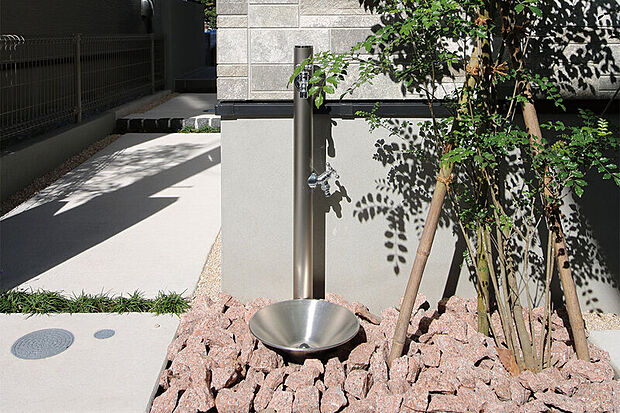 【【外水道】】ガーデニングの水やりや、洗車、夏場にはお子様の水遊びなどに便利にご利用いただけるアイテムを設置しました。デザイン性が高く、外観にも馴染むエクステリアです。