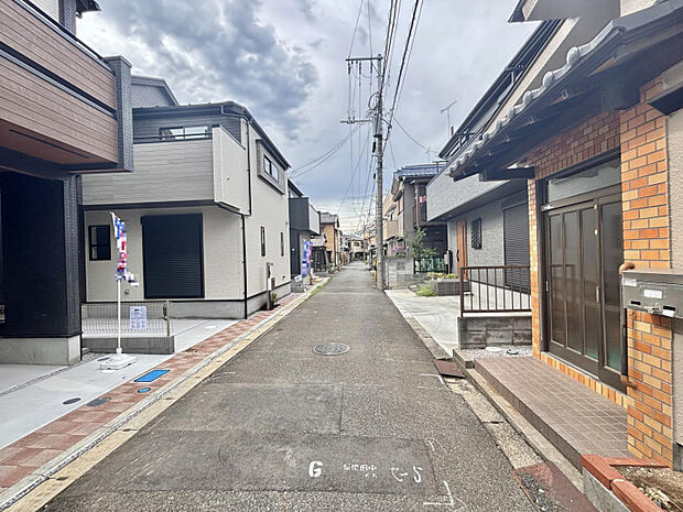 【前面道路（1）】約4.0m　閑静な住宅街に佇んでおり車通りも少なく、入出庫時の対応も安心してできます