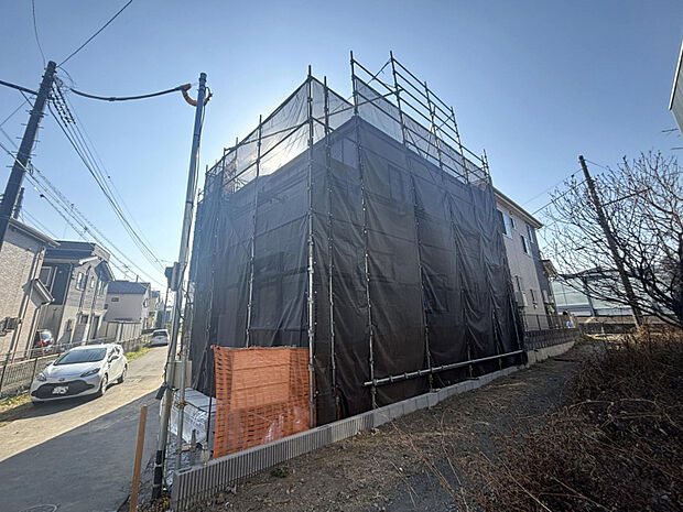 【現況】 駐車スペースは2台分確保!内1台は雨風から車を守れるビルトインガレージを採用
