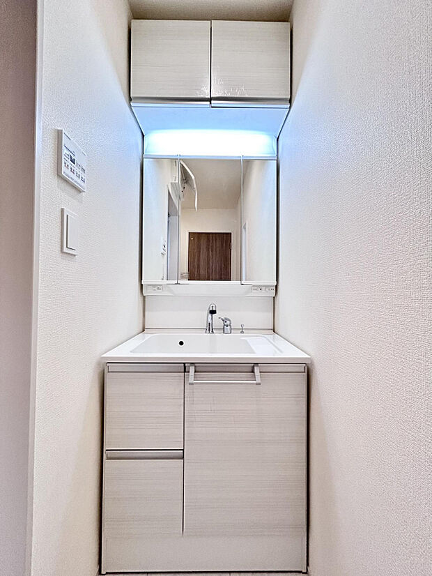 【【2号棟洗面化粧台】】三面鏡内や吊戸に収納スペースがあるので、洗面回りもすっきり片付きます