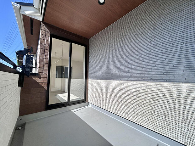 【【1号棟インナーバルコニー】】急な天候不良も落ち着いて対応出来る屋根付きで安心します