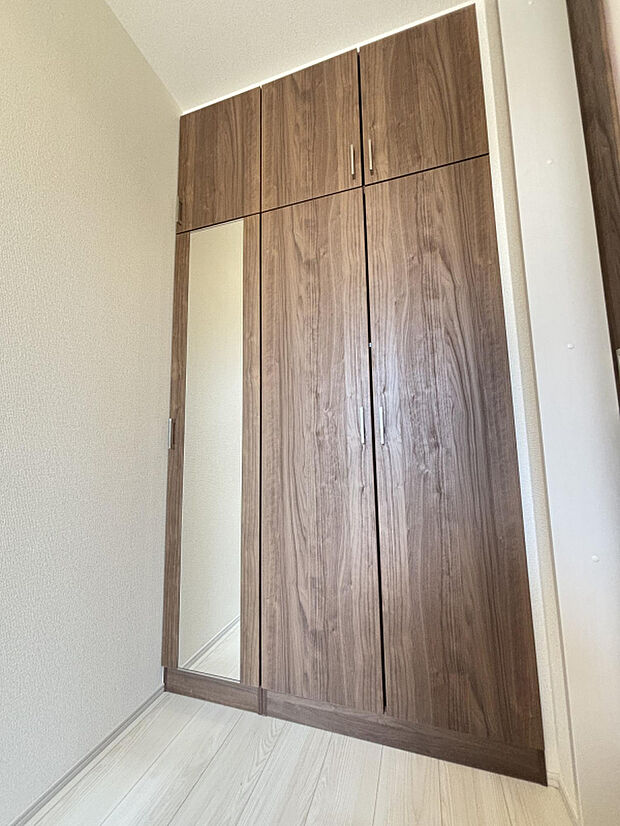 【【1号棟玄関収納】】お出かけ前に身だしなみの確認が取れるミラー付きの玄関収納は約32～52足が収納可能です。