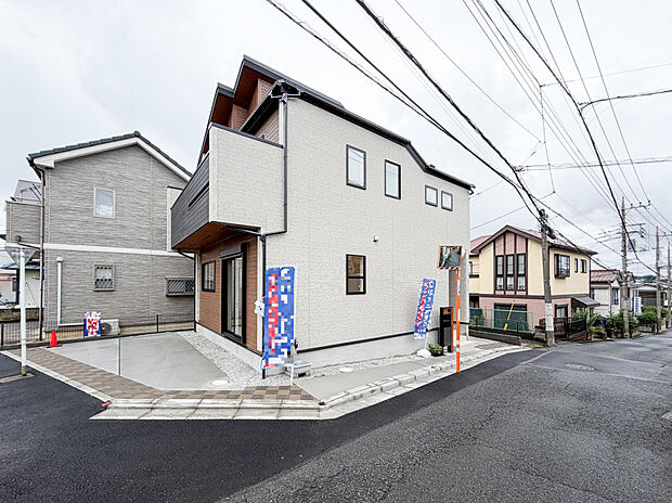 【【外観写真】】南東角地につき陽当たり良好◎南側にリビングやバルコニーを設計することで、あたたかな日差しを感じられる住まいに。