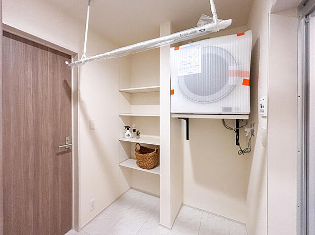 【【2号棟/脱衣所】】乾太くん設置済み！洗う・乾かす・しまうが一ヶ所で完了する間取り