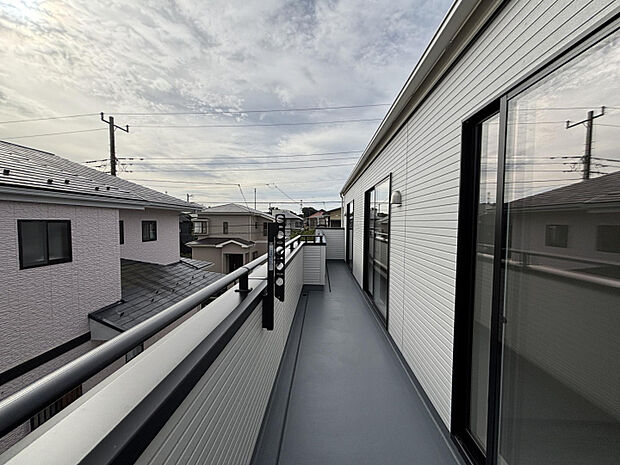 バルコニー　3部屋行き来できる広々バルコニー◎