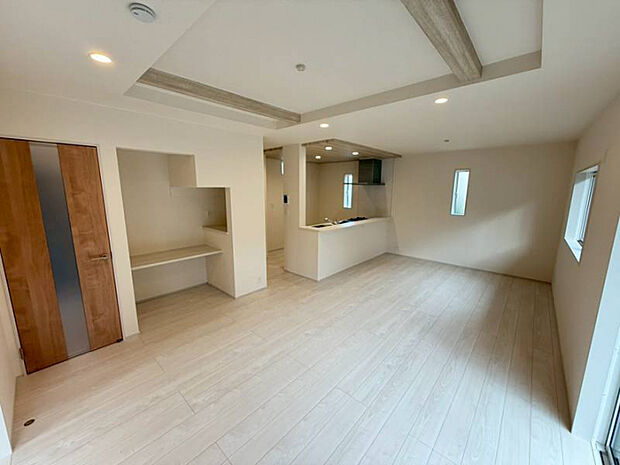 LDK　奥行きが生まれる梁出し折上天井を採用◎開放感をアップさせてくれます♪