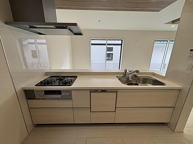 【キッチン】対面キッチンでリビング全体が見渡せます♪