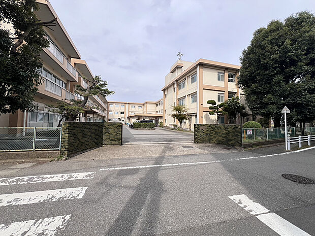花見川区立作新小学校(約910m)