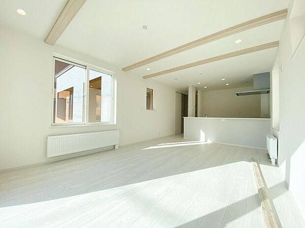 リビング LDK(17.5帖・PS・可動棚含む)南側にリビングを配置+各所に窓を配置することで太陽の光が多く入り、開放感を感じれるよう工夫しました。