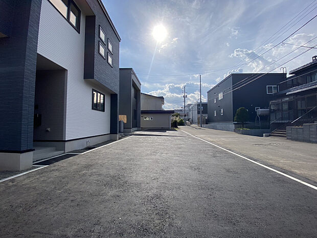 1号棟(左)、2号棟(右) カースペース並列3台駐車OKな広々とした土地です。