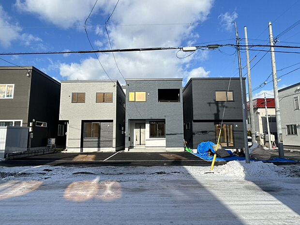 販売現地写真 設計と建設の両方で住宅性能評価書を取得。高い品質基準をクリアした信頼の住まいです。また、日差しがたっぷり差し込む明るい空間。快適な生活をサポートします。