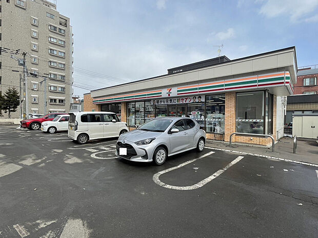 セブンイレブン札幌月寒東3条店 約270m 徒歩4分