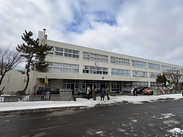 西小学校（約600m）