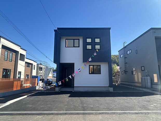 【現地写真1号棟】土地面積190m2以上、カースペース3台駐車OKな広々とした土地です。長期優良住宅取得、住宅性能評価書を取得(設計&建設)。高い品質基準をクリアした信頼の住まいです。