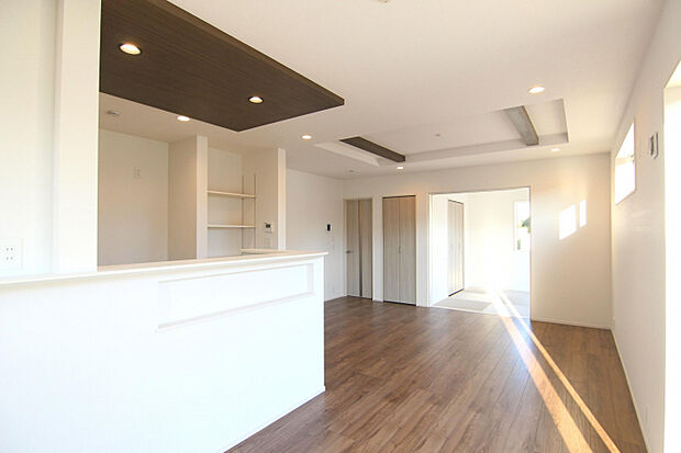 【LDK】　空間にメリハリを生む折り上げ天井は、家族団らんの時間をより豊かに。デザイン性と機能性を兼ね備えた演出です！