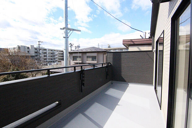 【バルコニー】 南向きで温かい日差しが入り込むバルコニー!洗濯物もすぐ乾きそうです♪