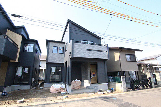 【2号棟外観】 グレー×石畳調のアクセントにより高級感のある外観に!ビルドインガレージで雨風にも安心♪