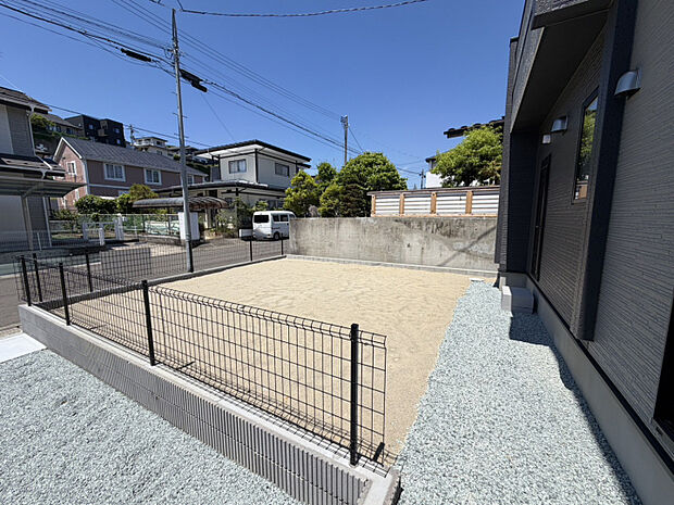 【庭】 お子さまの遊び場やガーデニング、家庭菜園、休日のBBQなど、使い方は自由自在!