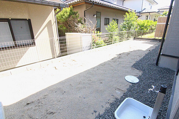 【【1号棟庭】】お子さまの遊び場やガーデニング、家庭菜園、休日のBBQなど、使い方は自由自在！