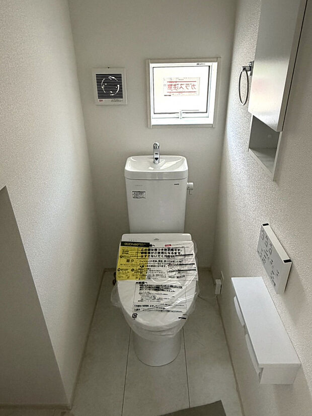 【【2号棟キッチン】】ブラウンのキッチン前面とポップアップ天井で落ち着いた空間を演出！背面には可能棚付きのパントリー・勝手口があり利便性を向上させます！