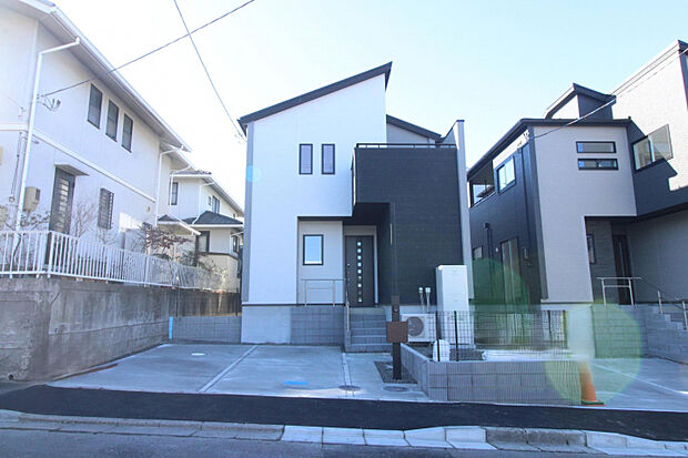 外観 シンプルモダンなフォルムに、アクセントカラーをバランスよく配し、上質な印象を演出しています。