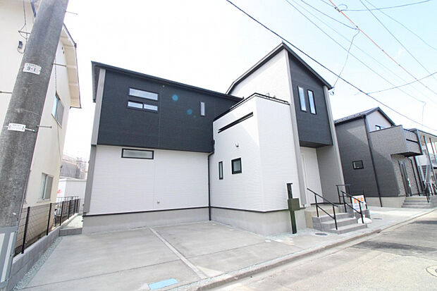 外観 直線的なフォルムとモノトーンのコントラストが、洗練された住まいを求める方にぴったりです。