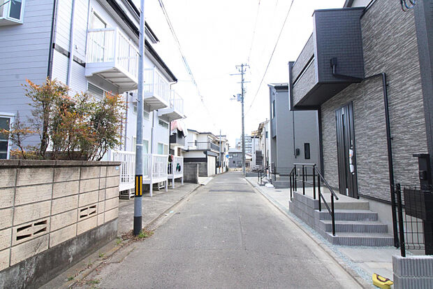 前面道路 車通りが少なく、小さなお子さまのいるご家庭にも安心の立地です。