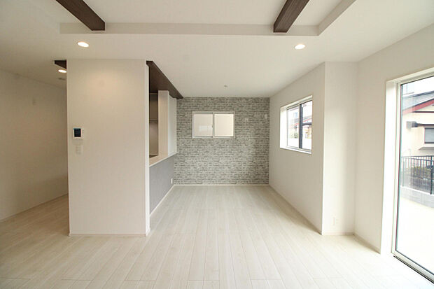 LDK 家族4人がゆったりくつろげる広さと動線設計。お子様が遊ぶ姿を見守りながら、パパ・ママもリラックスできる家族の中心空間です。