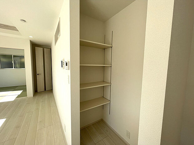 【LDK収納】「使いたい時にすぐ取り出せる」「見やすく整理できる」工夫が詰まった収納スペースで、忙しい家事をサポートします。