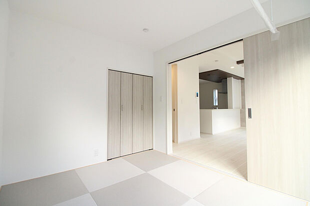 【和室】モダンと伝統が調和した和室は、来客用やお子様のお昼寝スペースにもぴったり。