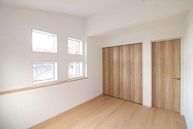 【洋室】夫婦の衣類はもちろん、子どもの成長に合わせて増える荷物もまるごと収納。朝の「ママあれどこ?」も減らせる家族想いの収納です。