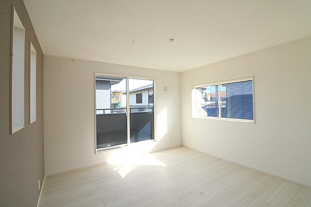 【主寝室】夫婦の休息を大切にした主寝室は、アクセントクロスにもこだわり、快適な眠りと目覚めをサポート。家族のリズムを整える“心の拠点”です。