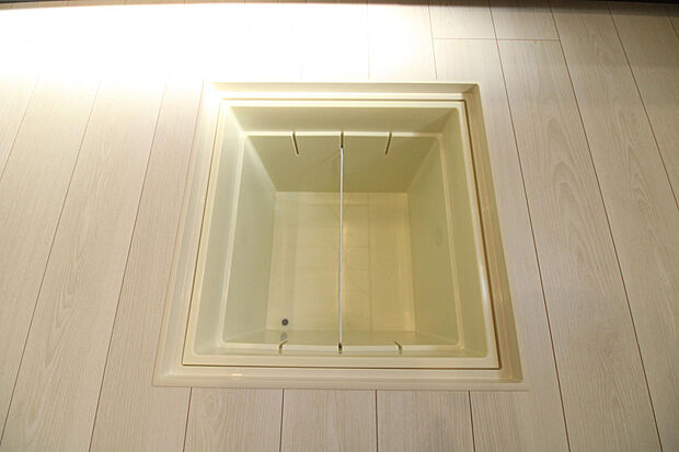 【床下収納】床下収納があることで、限られたスペースを有効活用。整理整頓がしやすく、快適なキッチン空間に。