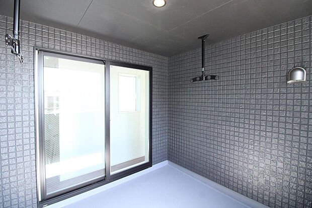 【インナーバルコニー】天候を気にせず使えるインナーバルコニーは、洗濯物干しはもちろん、読書やティータイムにも最適な多目的空間。